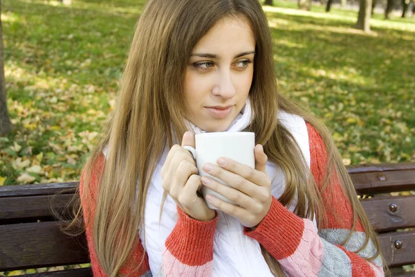 Menina segurando copo de café — Fotografia de Stock