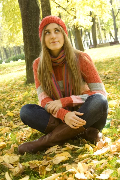 Dívka v parku na podzim — Stock fotografie
