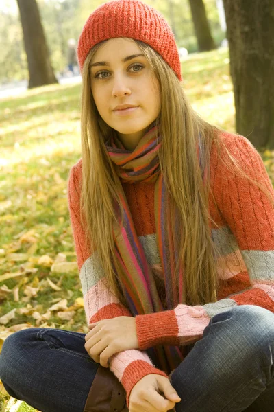 Sonbaharda parkta bir kız — Stok fotoğraf