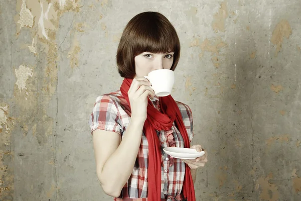 年轻的女孩喝咖啡 — 图库照片