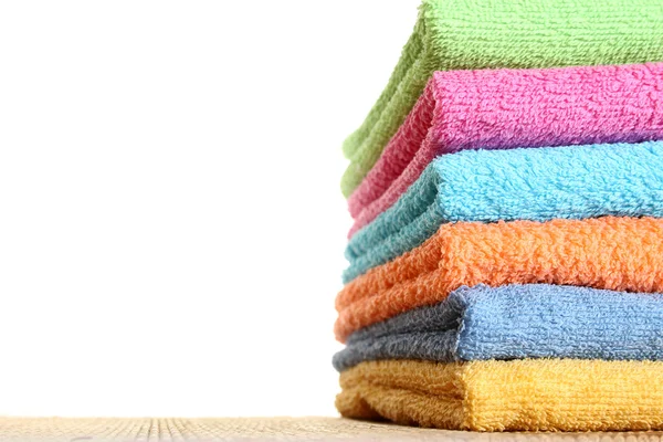Πολλή Πολύχρωμους Πετσέτες Στοιβάζονται Πάνω Στο Άλλο Απομονωμένη — Φωτογραφία Αρχείου