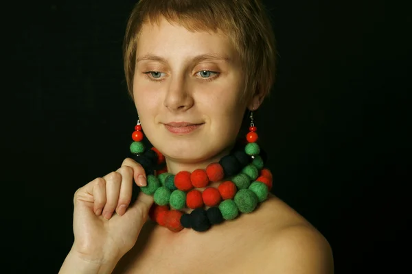 Молода Жінка Відкритими Плечима Носити Намисто Сережки Шерстяні Етнос — стокове фото