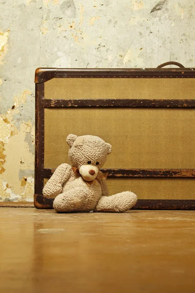 Teddy ile bavul — Stok fotoğraf