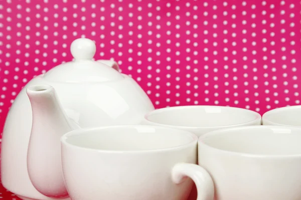 Ein Satz Weißer Tassen Und Eine Teekanne Auf Karminrotem Hintergrund — Stockfoto