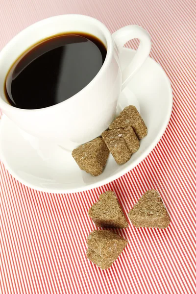白い砂糖のレイアウト部分の横にあるコーヒー カップのクローズ アップ — ストック写真