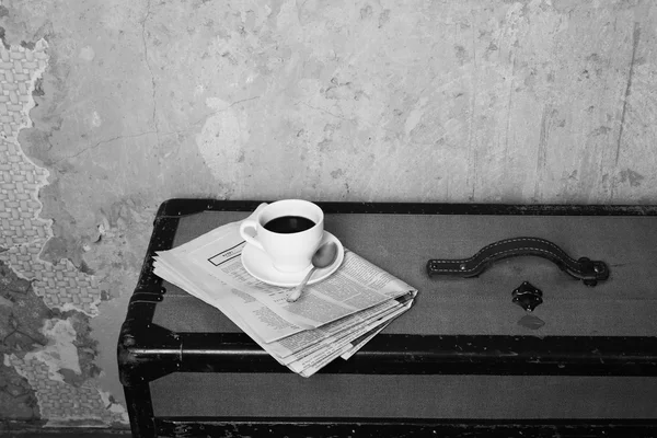 Operaci Prostor Okraji Starého Kufru Leží Novin Kterém Šálek Kávy — Stock fotografie