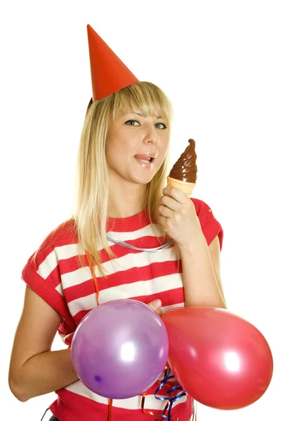 一名美丽的年轻女子庆祝她的生日在一只手和在其他巧克力冰淇淋气球上红头纸帽子的人的肖像 — 图库照片