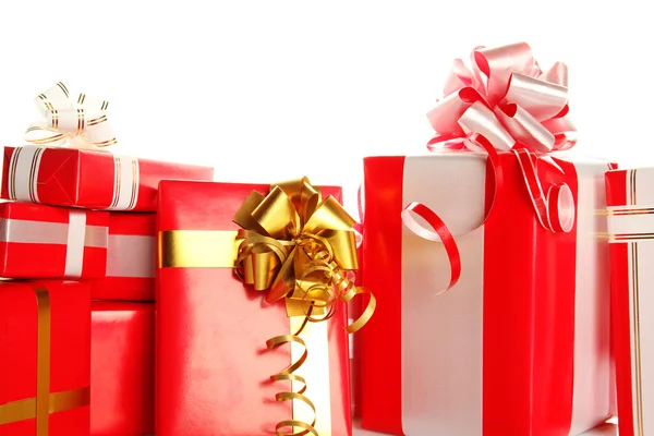 Vele Geschenken Van Verschillende Groottes Rode Pakketten Met Kleurrijke Bogen — Stockfoto