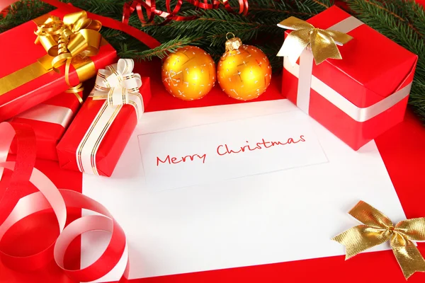 Kartki Świąteczne Pudełka Ozdób Choinkowych Gałęzie Choinkowe Bombki Papier Dekoracjami — Zdjęcie stockowe