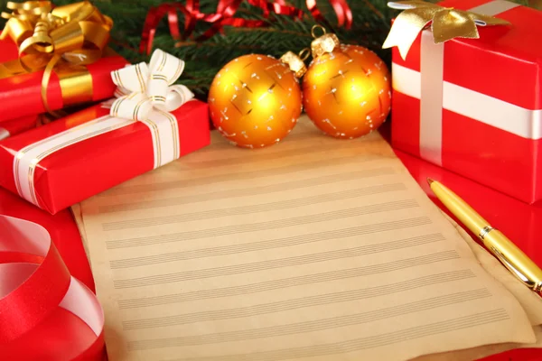 Різдвяна Листівка Подарунковими Коробками Різдвяними Прикрасами Гілками Ялинки Новорічними Кульками — стокове фото