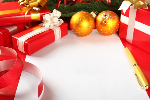 Weihnachtskarte Mit Geschenkschachteln Und Weihnachtsschmuck Und Weihnachtsbaumzweigen Und Weihnachtskugeln Papier — Stockfoto