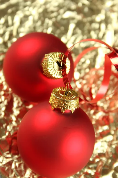 Sfondo Dorato Natale Con Palloncini Rossi Decorazioni — Foto Stock