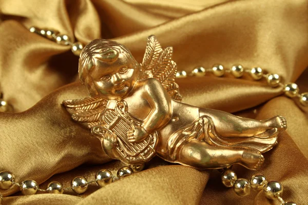 Aniołek Złoty Harfy Leżącego Złote Tkaniny Obok Ozdoby Tło — Zdjęcie stockowe