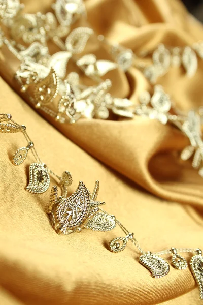 Pozadí Zlatých Látky Které Ležela Zlaté Šperky — Stock fotografie