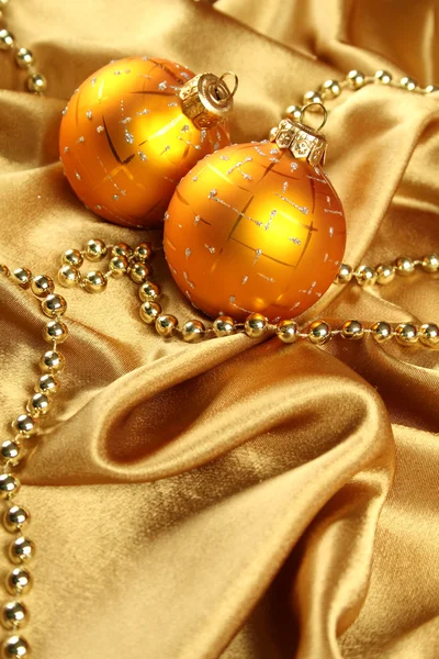 金织物上的黄金饰品和黄色的圣诞球 — 图库照片