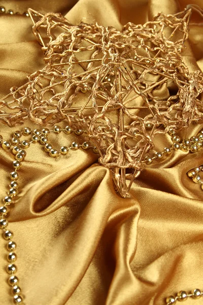 黄金饰品和圣诞黄金星金织物上 — 图库照片