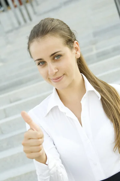若いビジネス女性の親指の兆候が現れる — ストック写真