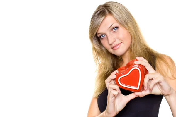Kırmızı Bir Kalp Tutan Genç Kadın Gülümsüyor Beyaz Arka Plan — Stok fotoğraf