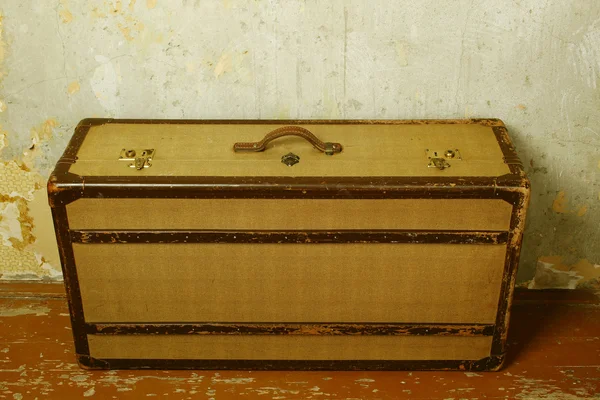 昔ながらのスーツケース古い木製の床の上に立って — ストック写真