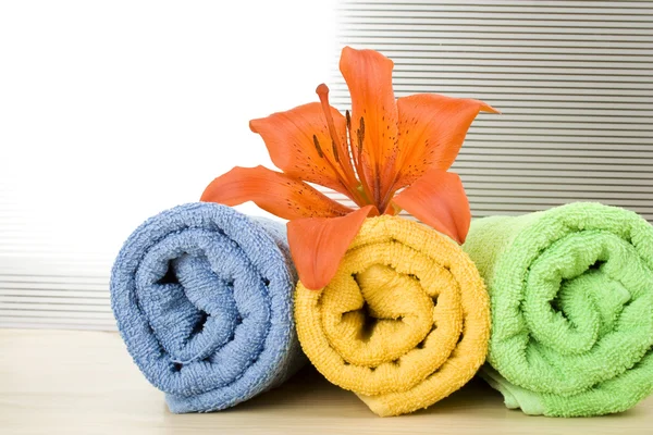 Kolorowe Ręczniki Składane Leżą Obok Nich Kwiat Tiger Lily — Zdjęcie stockowe