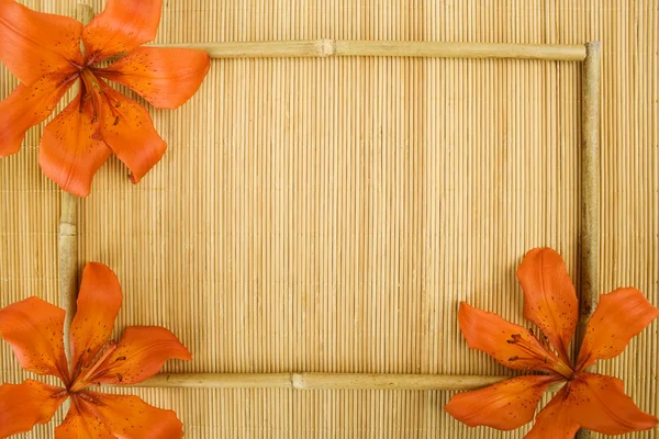 Portakal Çiçekleri Tiger Zambaklar Bambu Sopalarla Bir Çerçeve Içinde Düzenlenmiş — Stok fotoğraf