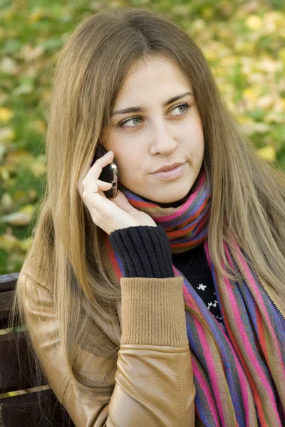 Young Caucasian Woman Calls Phone Sitting Park Bench — Stock Photo, Image