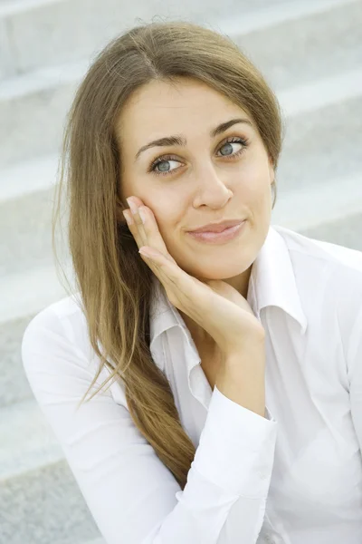 階段やオフィス スペースの背景に笑顔若いプロフェッショナルなビジネス女性の現代的な肖像画 — ストック写真