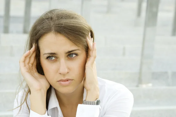 Obchodní žena trpí bolestí hlavy — Stock fotografie