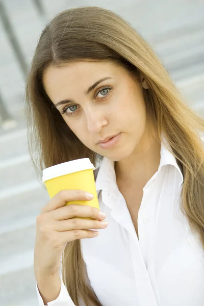 Nahaufnahme Junge Erfolgreiche Geschäftsfrau Bei Einer Kaffeepause — Stockfoto