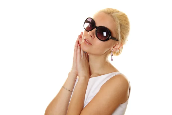 Attraktive Junge Frau Mit Runder Sonnenbrille Und Elegantem Weißen Kleid — Stockfoto