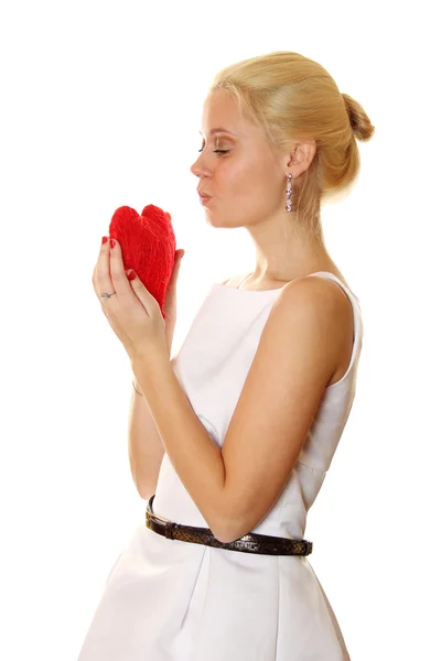 年轻有魅力优雅的女人握着大红色的心 在白色背景上孤立 — 图库照片