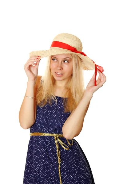 Mulher loira jovem bonita em um chapéu de palha — Fotografia de Stock