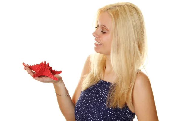 Junge Frau hält einen roten Seestern in der Hand — Stockfoto