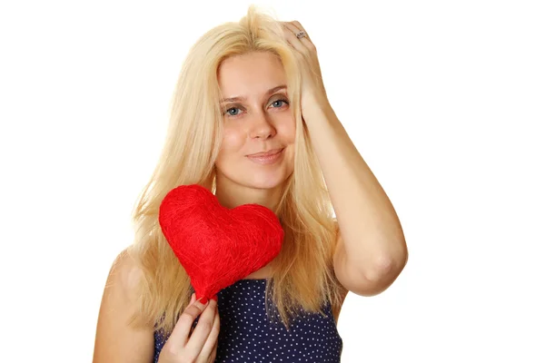 Jovem mulher segurando coração vermelho — Fotografia de Stock