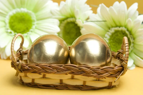 Пасхальные золотые яйца — стоковое фото