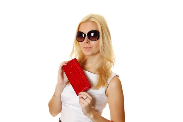 Mulher na moda com óculos de sol segurando bolsa vermelha — Fotografia de Stock