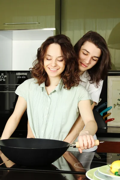 Couple heureux dans leur cuisine — Photo