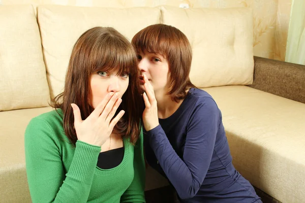 Vrouw whispers aan de vriendin geheimen — Stockfoto