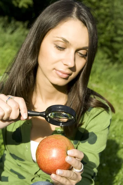 Перевірка яблука на природному — стокове фото