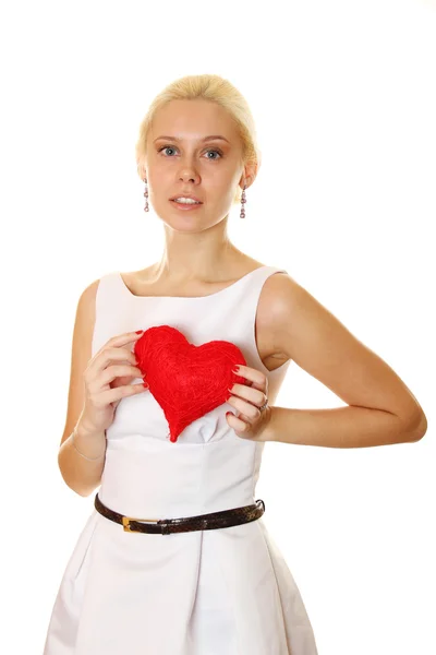 Genç bir kadın kırmızı kalp taşıyor. — Stok fotoğraf