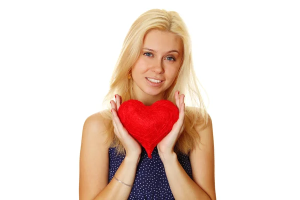 Jovem mulher segurando coração vermelho — Fotografia de Stock
