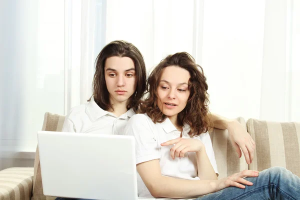 Casal com laptop — Fotografia de Stock