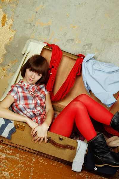 Attraktiv kvinna sitter i en resväska — Stockfoto