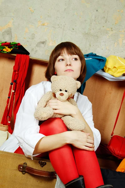 Attraktiv kvinna sitter i en resväska — Stockfoto