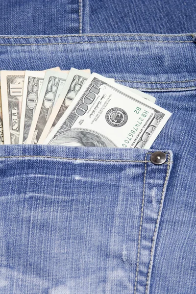 Les dollars sont dans la poche du jean — Photo