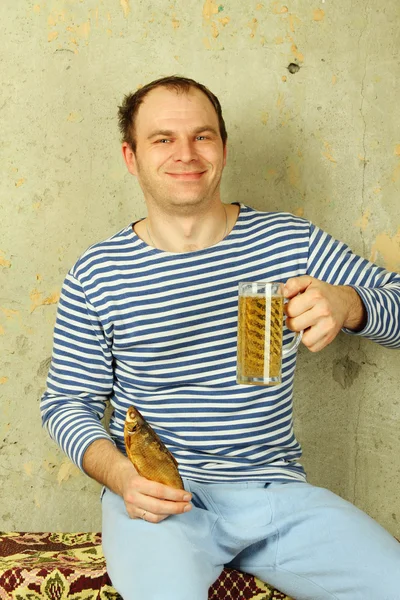 Крупный план человека со стаканом пива — стоковое фото
