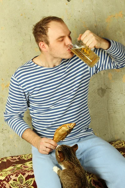 Крупный план человека со стаканом пива — стоковое фото