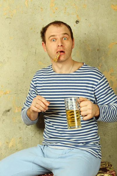 Närbild av en man med ett glas öl — Stockfoto