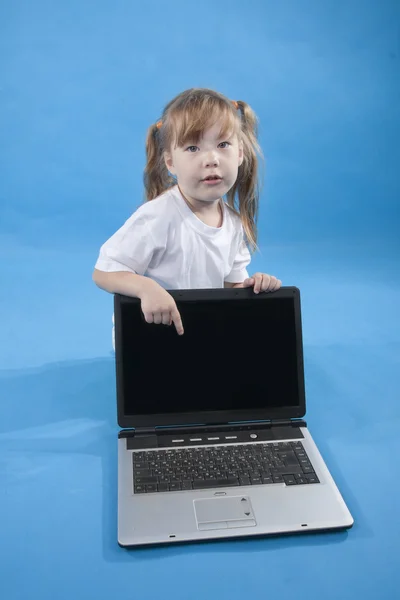 The little girl is pointing on computer screen — Stock Photo, Image