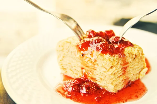 Gâteau macédonien aux fraises sauvages pour deux — Photo